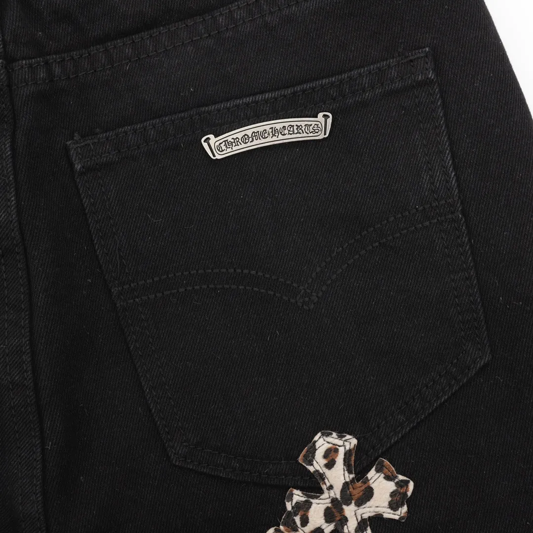 P260 model number Y837 Chromehearts/Chrome Hearts classic leather label cross denim trousers After the trousers are finished, they are subjected to heavy enzyme stone grinding and rinsing. Each pair is different in washing. The heavy washing process has many hidden secret details. The trousers featured this time are perfect in terms of shape and upper body. It is no exaggeration to say that it takes more time to make 20 short-sleeves than to make one pair of jeans. The fabric is made of 12.2 ounces of high-quality denim. Only denim with 12 ounces or more can have the unique high-end texture of denim. I am very satisfied with the proofing after several washes. Size:28-34
